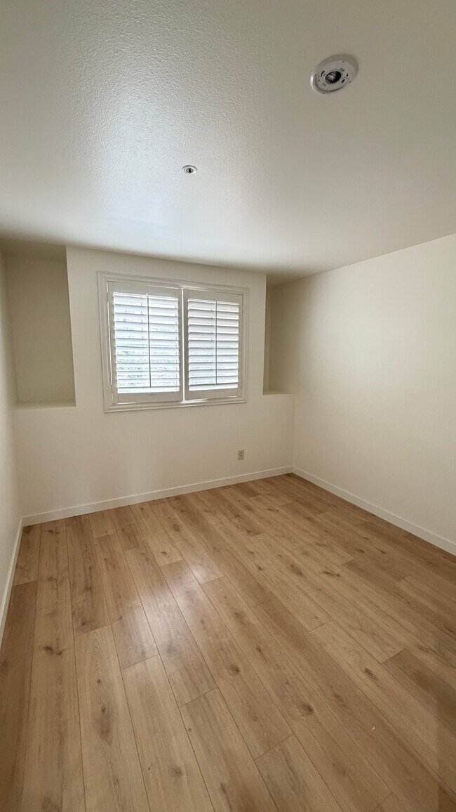 Building Photo - 5709 Kensington Pl