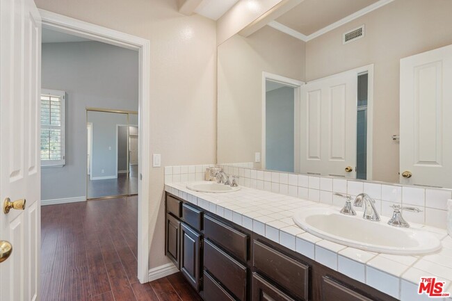 Building Photo - 5683 Hazelcrest Cir