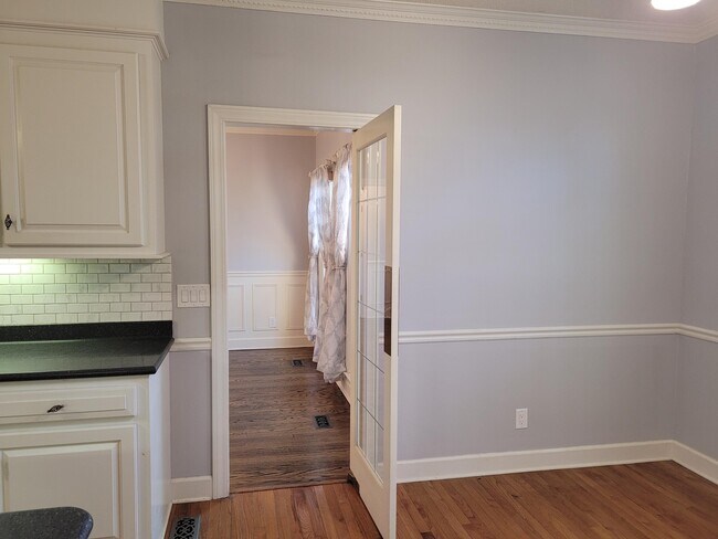 Building Photo - 850 Torrey Pines Dr