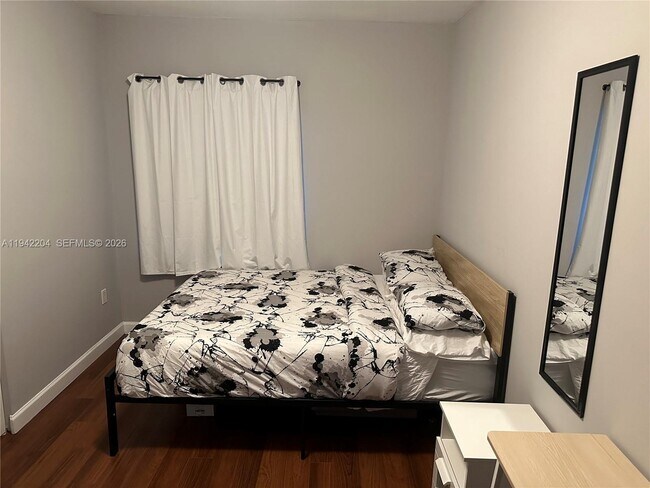 Building Photo - 471 NE 25th St