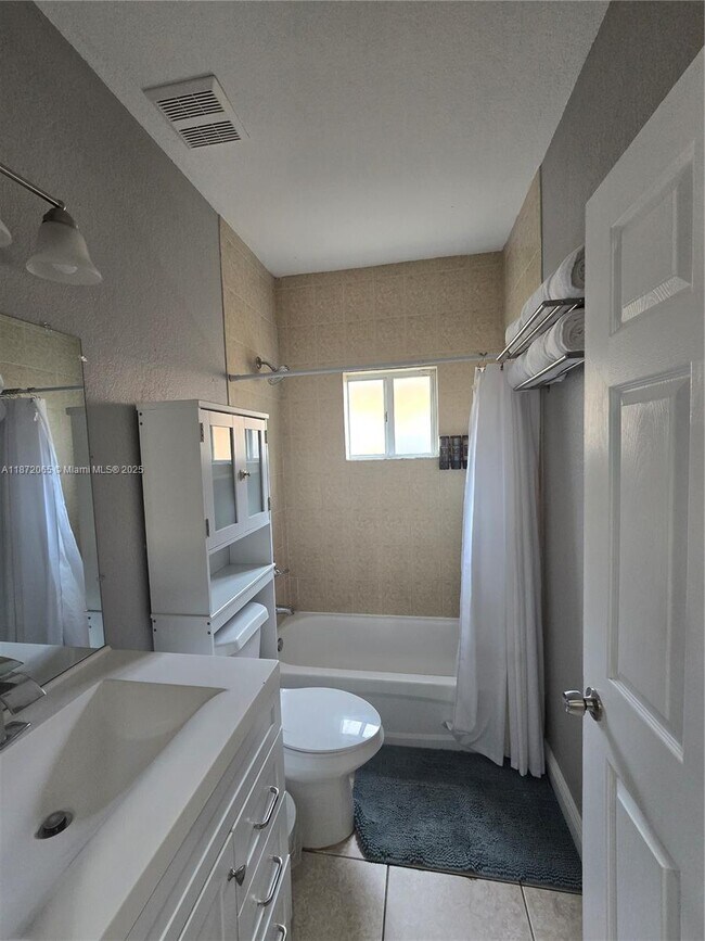 Building Photo - 208 SW 15th Pl