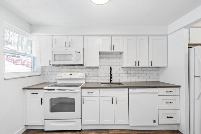 Building Photo - AVAILABLE MAY 1ST! UPDATED THROUGHOUT! 3-bedroom in Beechview!