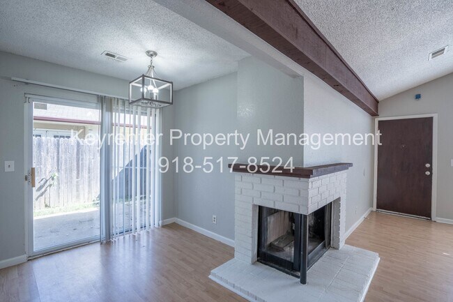 Building Photo - Stunning remodeled 2 Bedroom home in great area!