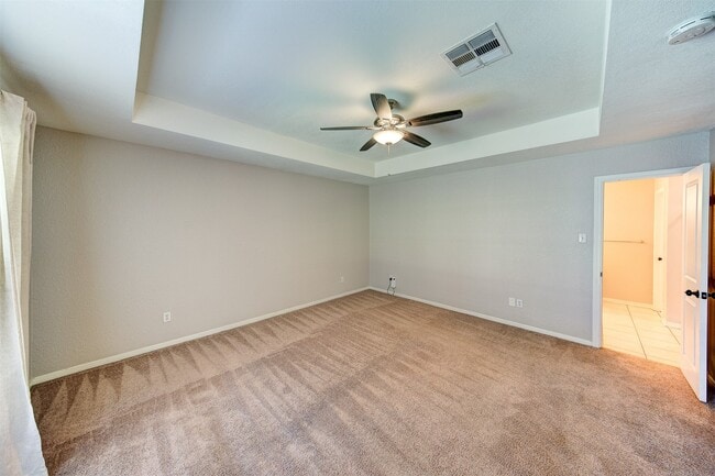 Building Photo - 402 Live Oak Ln