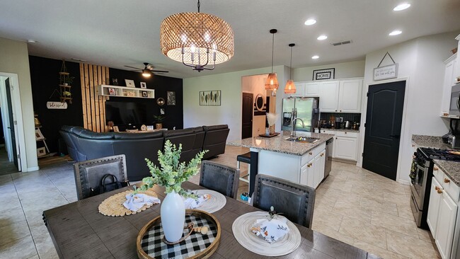Building Photo - FOR RENT!!! SIMPLY STUNNING  3 BEDROOM 2 B...