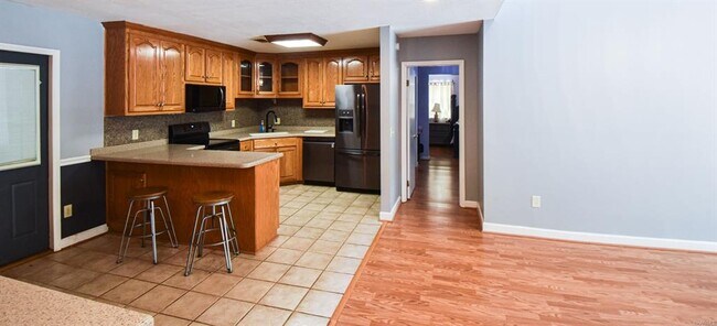 Building Photo - 555 Shady Acres Rd