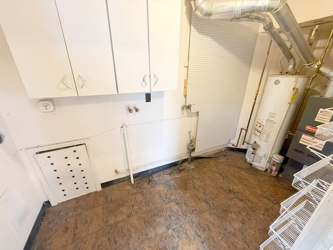Building Photo - 3 BED 1 BATH SINGLE FAMILY HOME!