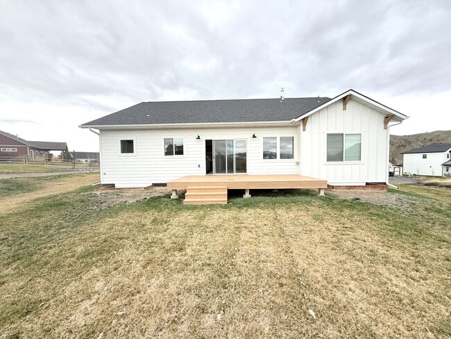 Building Photo - Stunning 4 Bed 3 Bath Single Family Home With Garage located Towards Canyon Ferry!