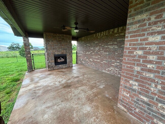Building Photo - Need some space?? This is the place!!
