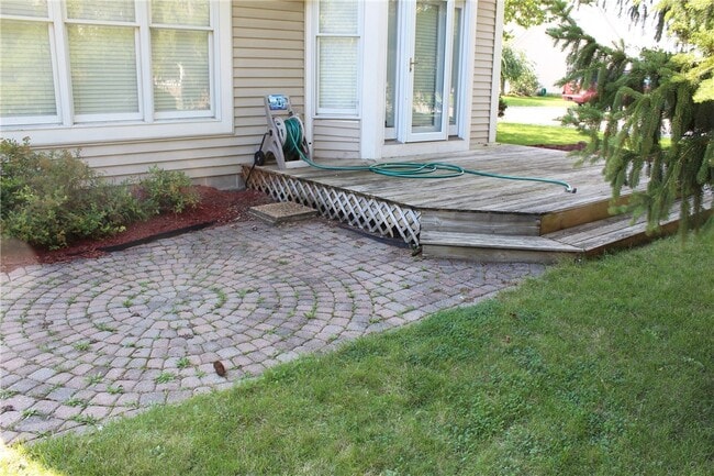 Building Photo - 121 Brittany Cir