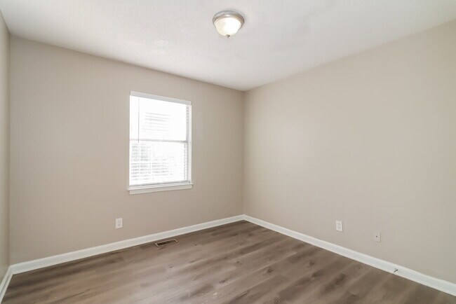 Building Photo - 12 Southview Dr