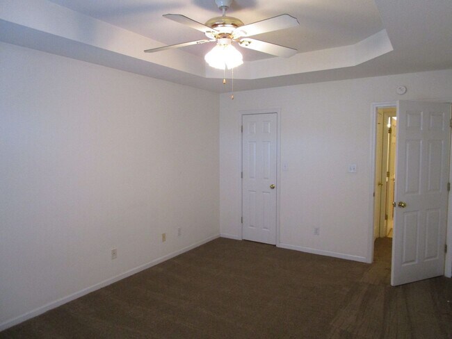 Building Photo - 1704-1706-1706 Louise Cir