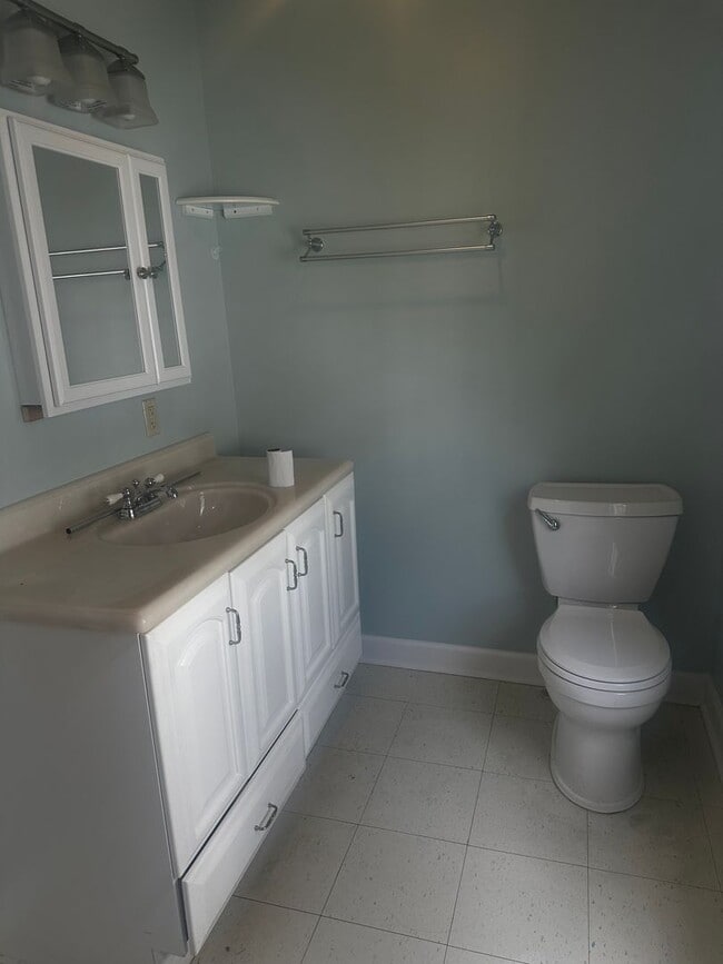 Building Photo - Charming Cottage!