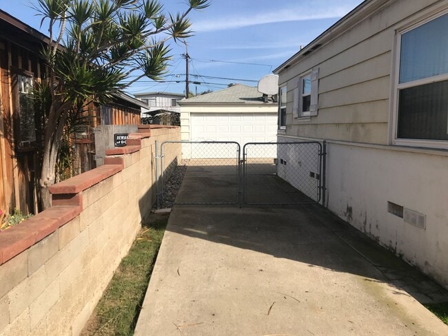 Building Photo - Beach House with Big Garage