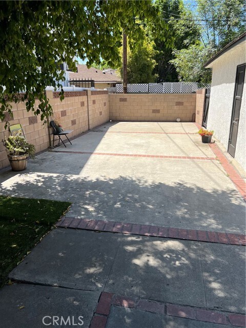 Building Photo - 12660 Oxnard St