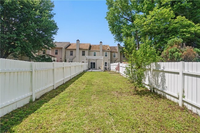 Building Photo - Stylish Townhouse in Prime VA Beach Location!