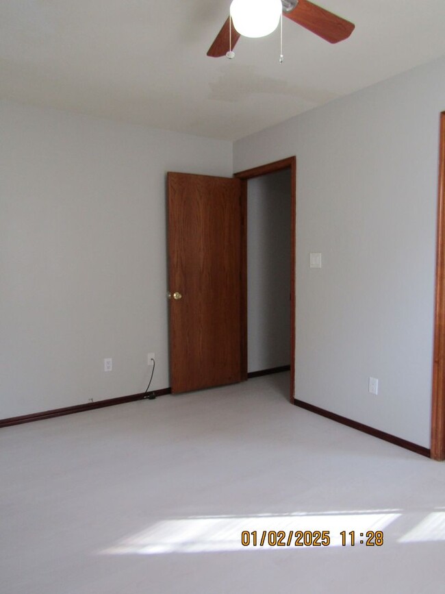 Building Photo - Freshly Painted/New Flooring Home!! No Pets!