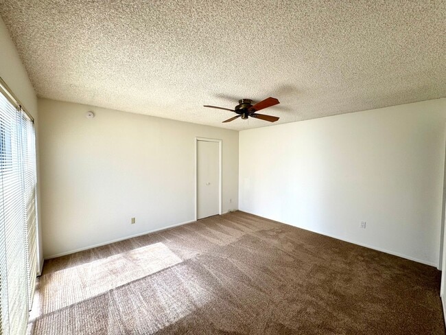 Building Photo - Eastside Townhome