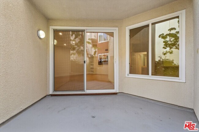 Building Photo - 620 S Gramercy Pl