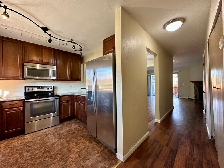 Building Photo - 1460 Parkway Dr