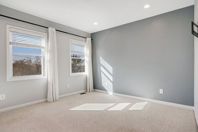 Building Photo - Amazing Anacostia 3 Bedroom with Parking I...