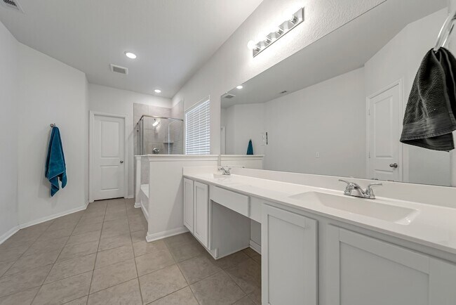 Building Photo - 15250 White Moss Dr