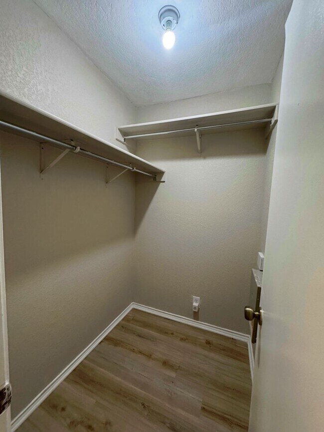 Building Photo - NEW PAINT, FLOORING, APPLIANCES & ROOF  | ...