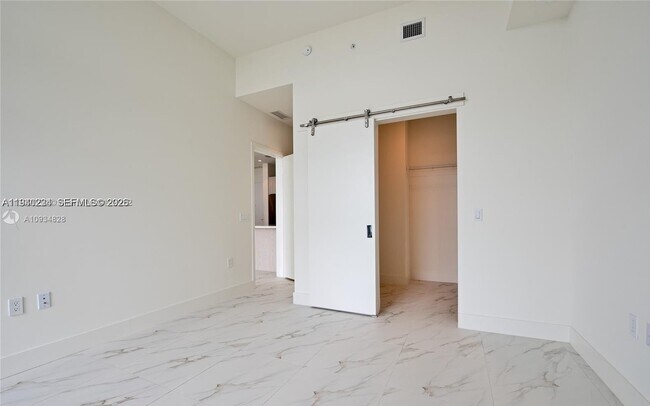 Building Photo - 2000 Metropica Wy