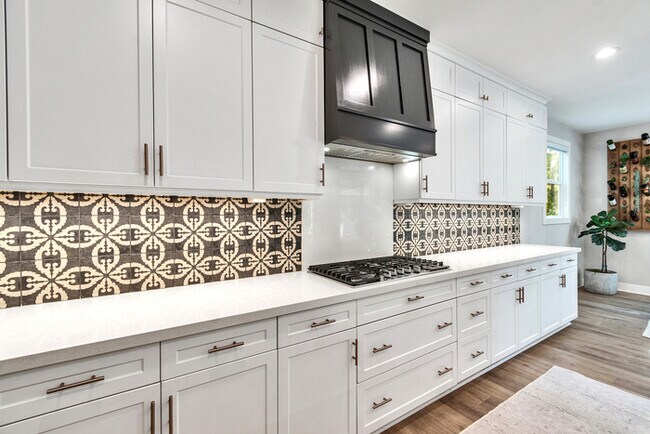 Building Photo - Light and bright 4 bedroom 3 bath beauty i...