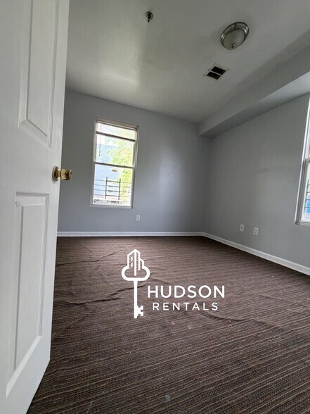 625 Bramhall Ave 1R - 623 Bramhall Ave