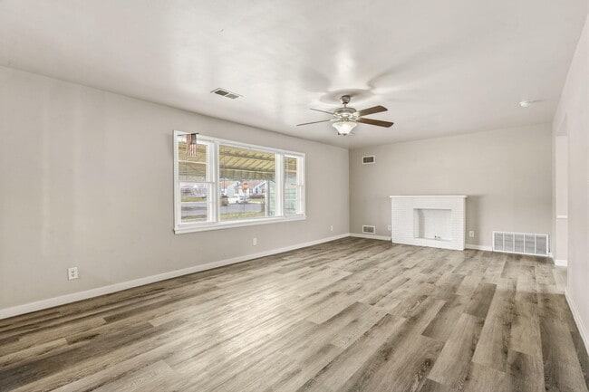 Building Photo - 1736 N Kentwood Ave