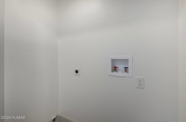 Building Photo - 6824 S Burcham Ave