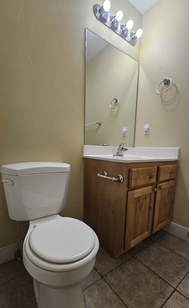 Building Photo - 2718 N Elm Dr