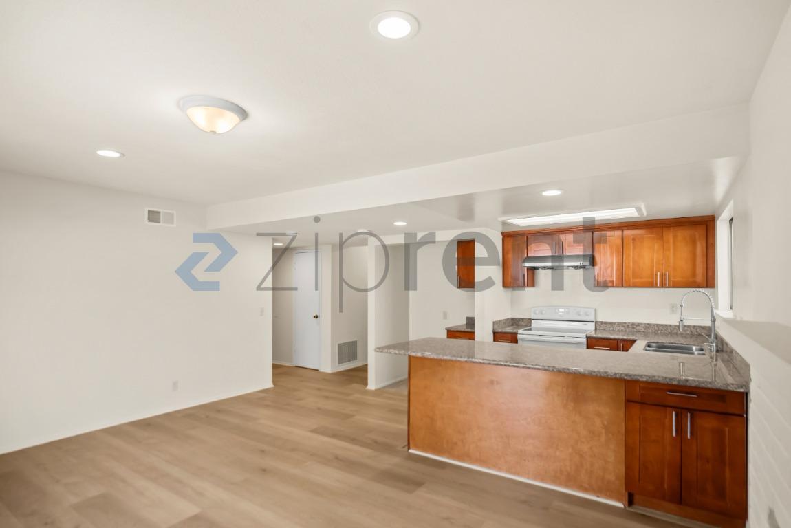 Building Photo - Unit