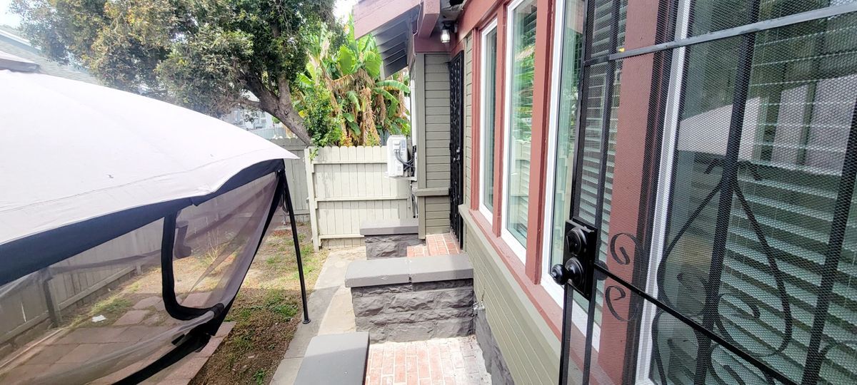 Building Photo - 1048 E 5th St