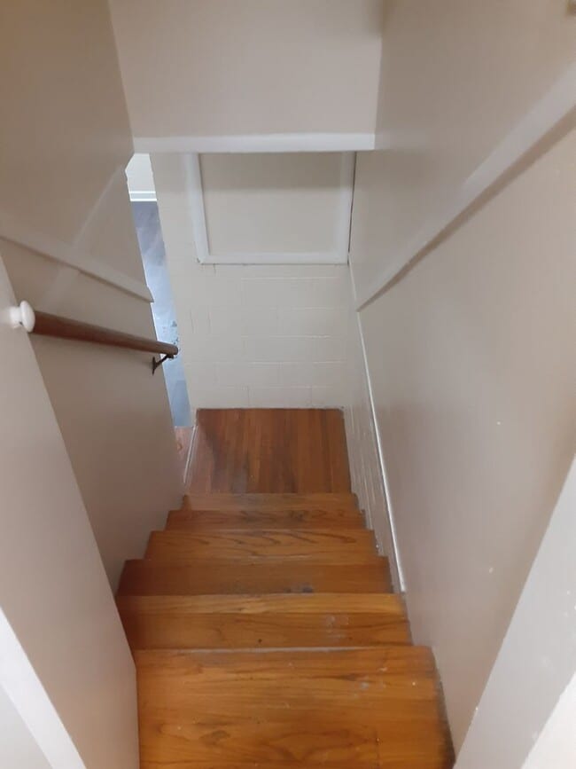 Building Photo - 4 Bedroom Home