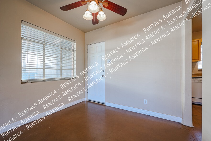 Building Photo - 2911 E Flower St