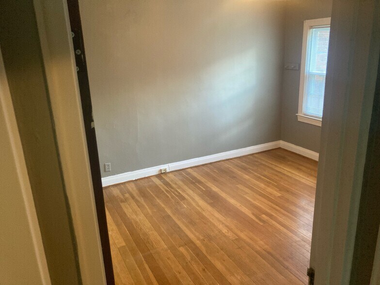 Building Photo - 4705 Bellevue Ave