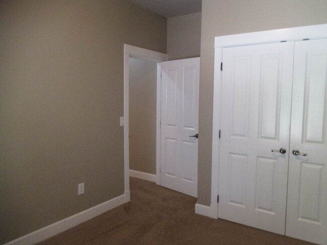 Building Photo - Lovely 3 Bedroom 2 bathroom lower level un...