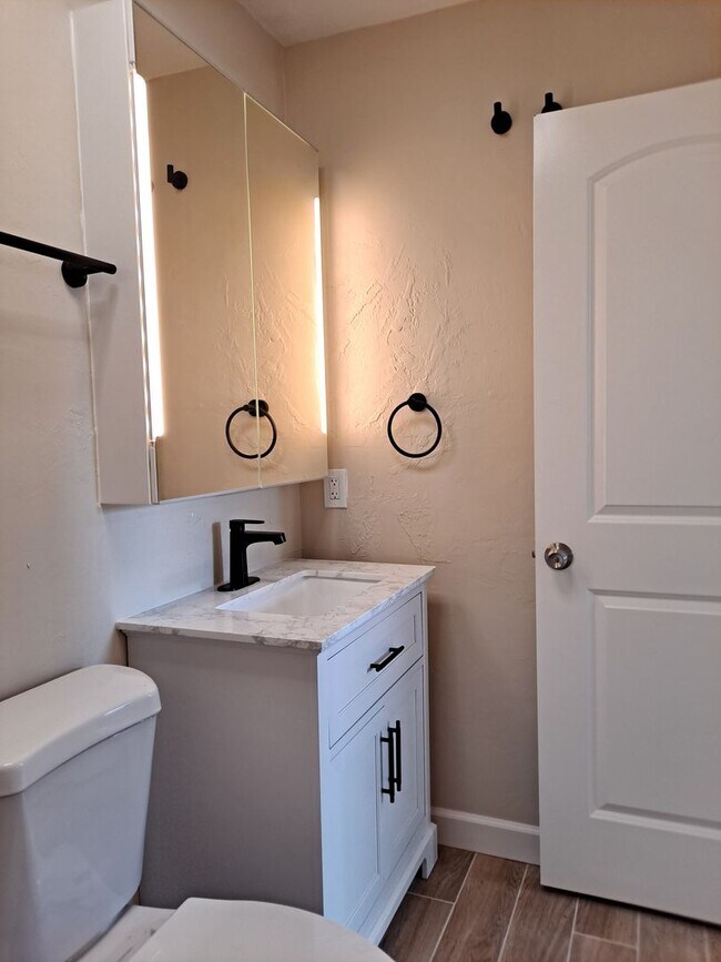Building Photo - UPDATED 3BR 2BA WITH 2 CAR GARAGE FOR RENT