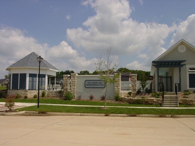 Building Photo - 1BR/1BA, Upscale Loft with accessible Rooftop Deck & Community Pool!