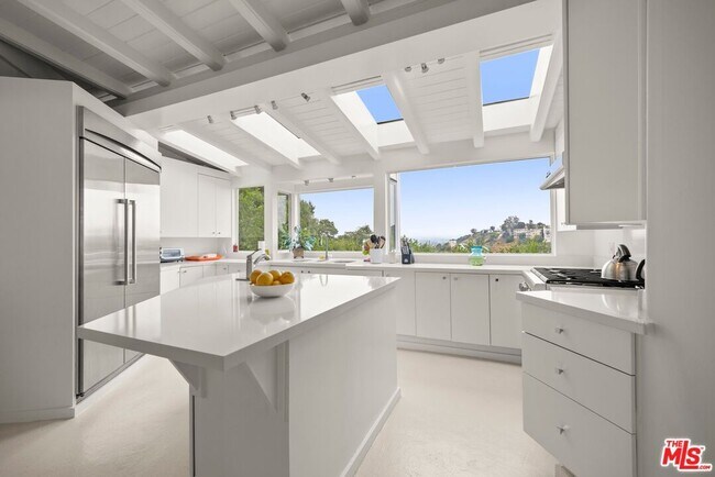 Building Photo - 3210 Coldwater Canyon Ln