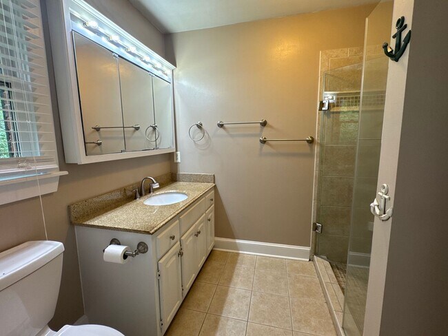 Building Photo - 3BR/3.5BA plus bonus Full-Brick Ranch with...