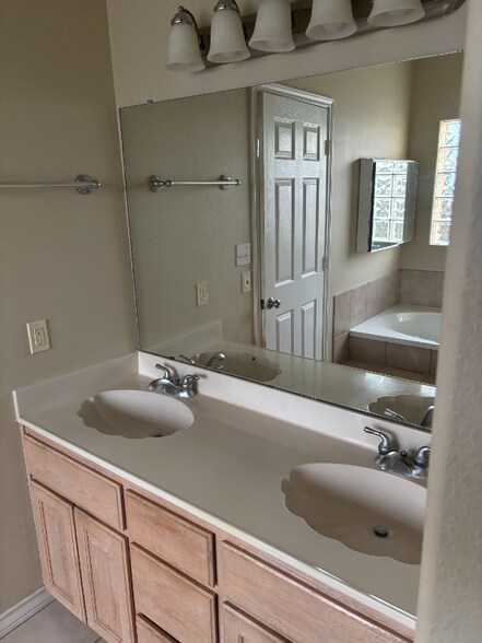 Building Photo - 15505 Palmira Ave