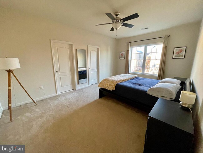Building Photo - 42900 Southview Manor Dr