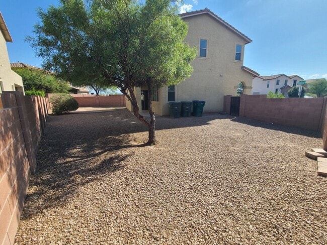 Building Photo - Beautiful 4-bedroom 3-bathroom - GREAT LOC...