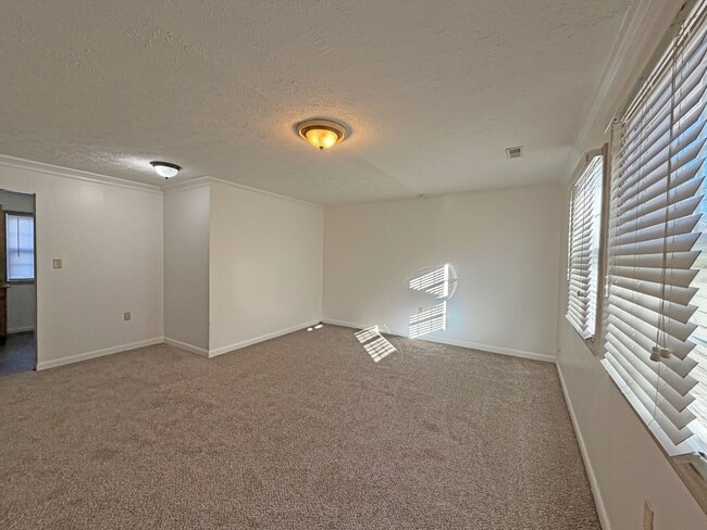 Building Photo - Gorgeous Well Kept Home Near Mercy & Bass Pro!