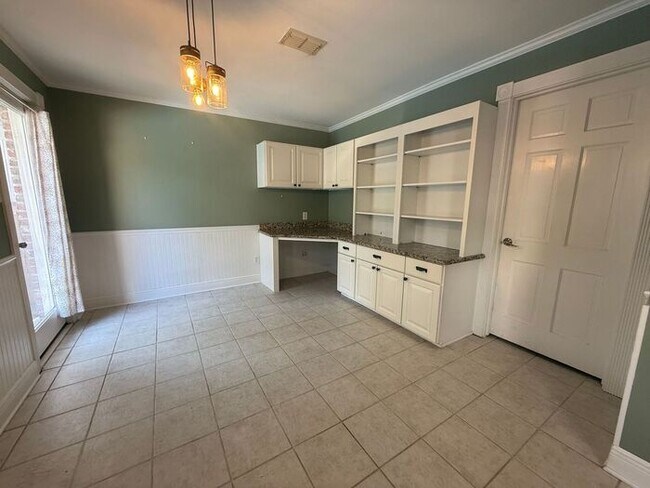 Building Photo - Gulf Breeze - Proper - 5 bedroom, 3.5 bathroom with pool and lawn care included