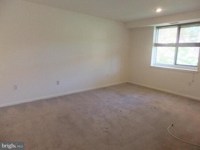 Building Photo - 1640 Oakwood Dr
