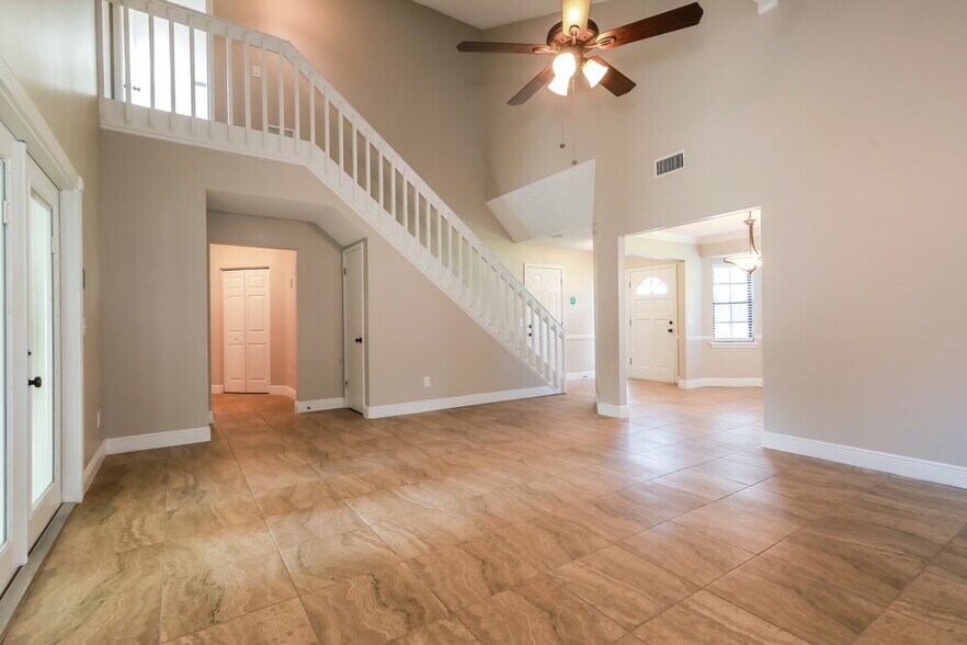 Building Photo - 6145 Island Forest Dr